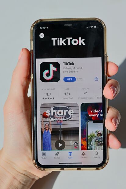 Joven se vuelve viral por quemar el cabello de su amiga en TikTok (Fuente unsplash)
