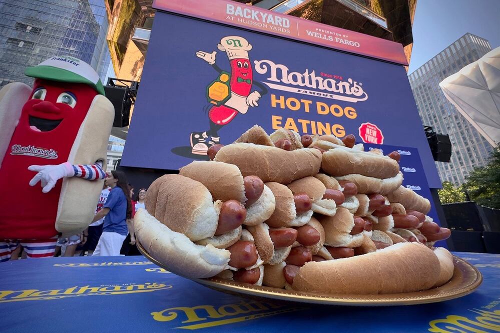Hotdogs, durante una ceremonia de pesaje antes del concurso de comer perros calientes de Nathan's Famous, una actividad tradicional del 4 de julio, en Nueva York. FOTO: JOHN MINCHILLO. AP