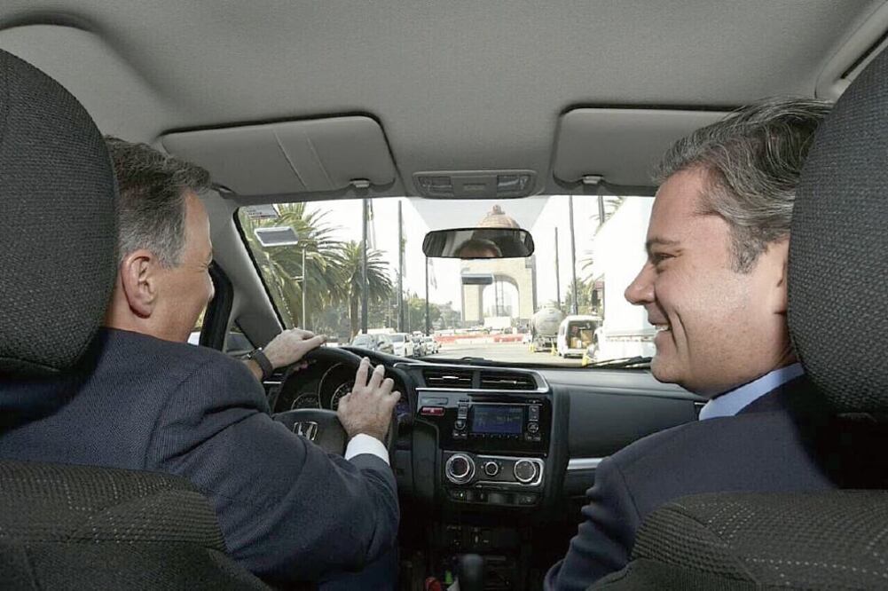 José Antonio Meade publicó en su cuenta de Twitter una foto donde aparece en su vehículo junto al secretario de Educación, Aurelio Nuño (TOMADA DE TWITTER)