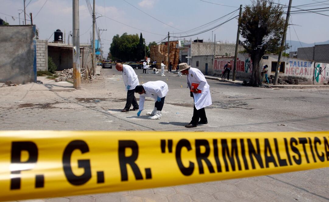 Peritos de la PGR se hacen cargo de la investigación. /EFE