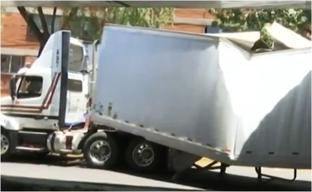 Camión atorado en bajo puente de Churubusco. Foto: Especial