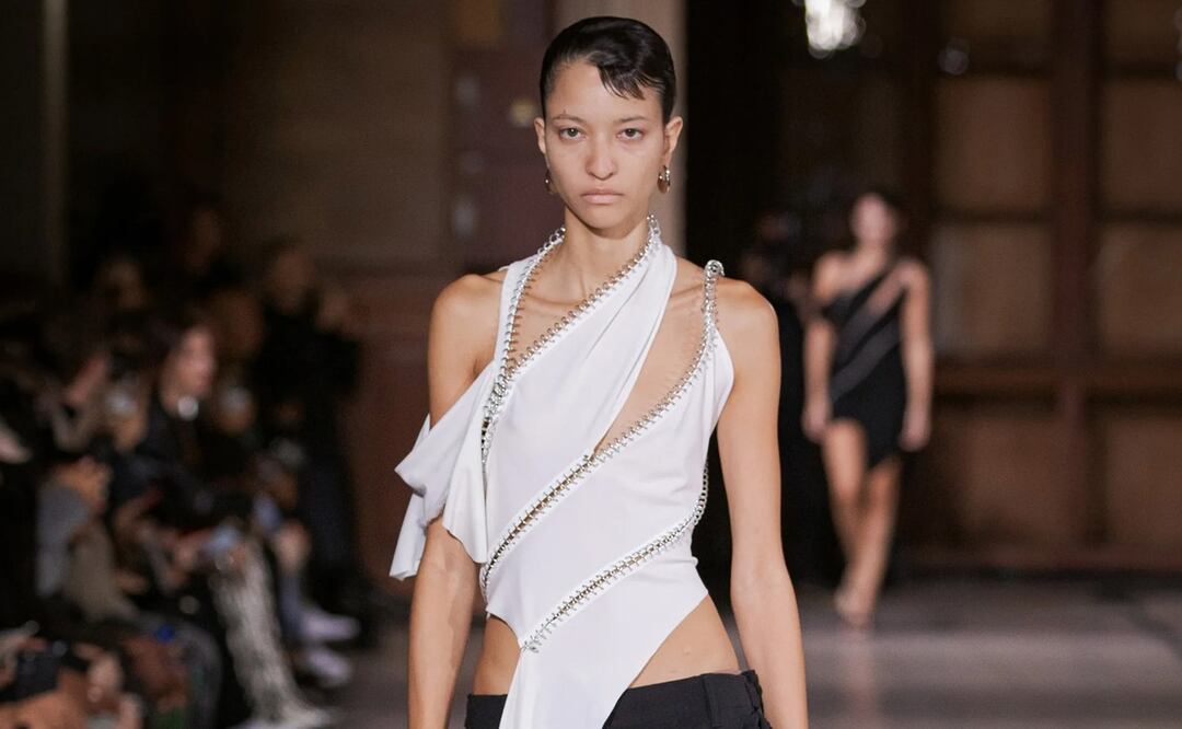 Los vestidos y las blusas con detalles cut out siguen en auge / Foto: Coperni