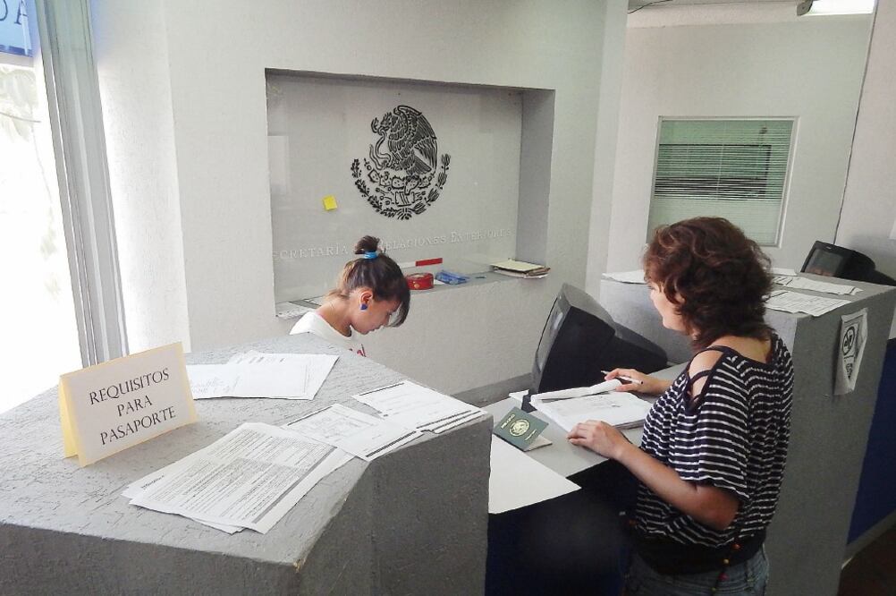 El martes pasado, la Cancillería informó que a partir de este mes se podría tramitar el pasaporte vía internet (ARCHIVO EL UNIVERSAL)