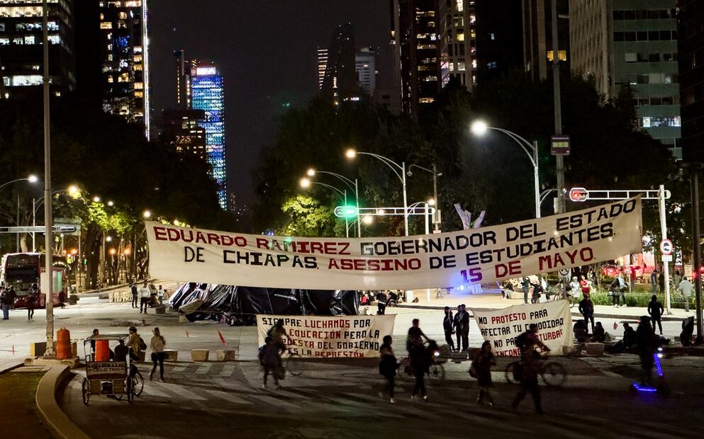 Ciudadanos caminan entre el plantón de normalistas que mantiene en Paseo de la Reforma e Insurgentes; se mantiene sin servicio las Líneas 1 y 7 del Metrobús en la Ciudad de México, el jueves 5 de junio de 2025. Foto: Hugo Salvador/EL UNIVERSAL