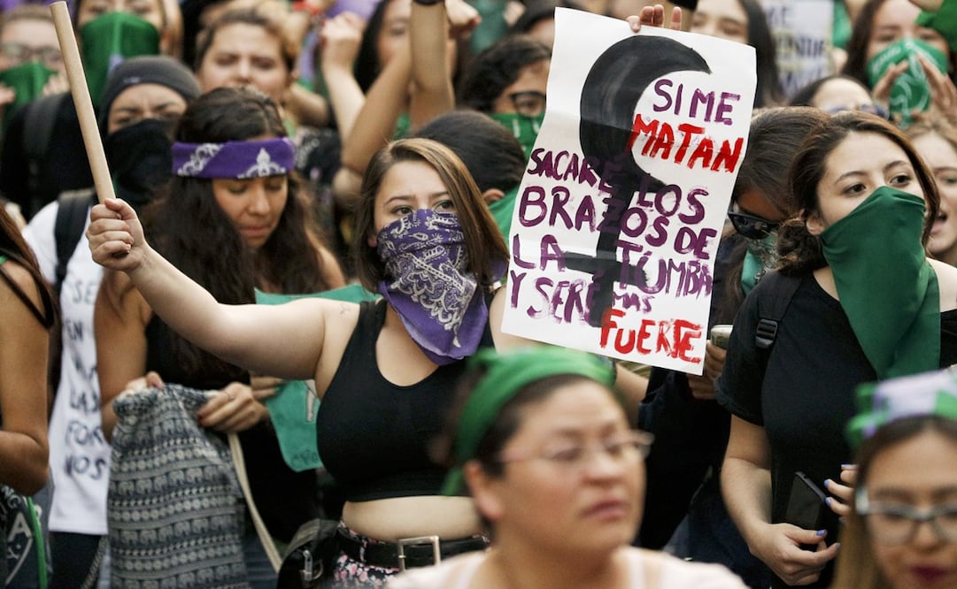 Universitarias e integrantes de colectivas feministas de la UNAM participaron en el performance denominado Un violador en tu camino" – Foto: Galo Cañas/CUARTOSCURO.COM