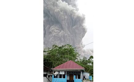 Video. Erupción del volcán Semeru y la gran nube de ceniza que cubrió a toda una aldea