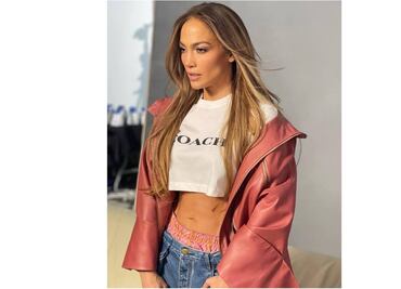 Jennifer Lopez y otras famosas reviven la moda de mostrar la ropa interior como parte del look