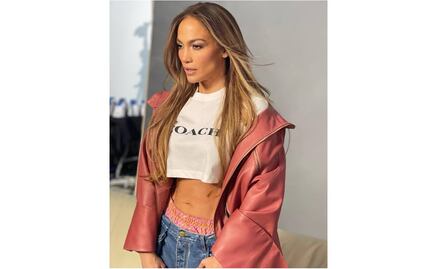 Jennifer Lopez y otras famosas reviven la moda de mostrar la ropa interior como parte del look