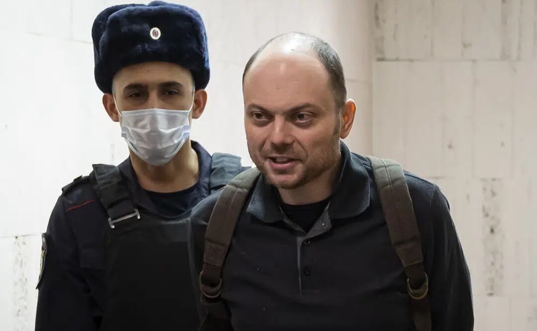 El activista opositor ruso Vladimir Kara-Murza es escoltado a una vista en una corte en Moscú, Rusia. Foto: AP