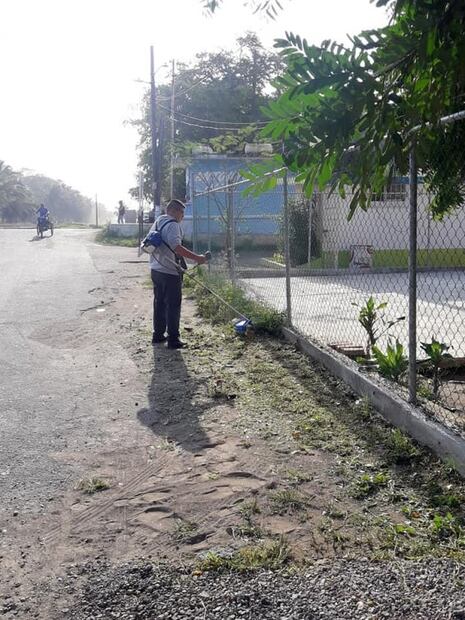 Ramón gasta su beca para comprar podadora y trabajar en vacaciones