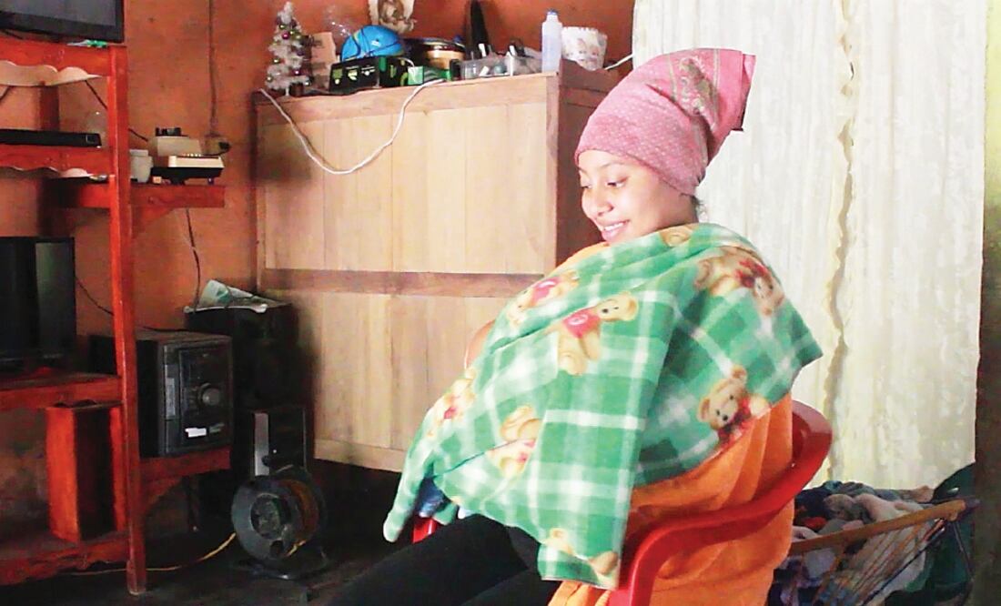 Karen Paola Moreno, de 17 años de edad, hace unos días tuvo a su primer hijo y, pese a haber contraído zika, el recién nacido fue declarado “clínicamente sano” (FLOR CORDERO. EL UNIVERSAL)