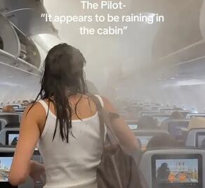 VIDEO: "Parece estar lloviendo en la cabina": niebla cae sobre pasajeros de avión y les moja la ropa por completo