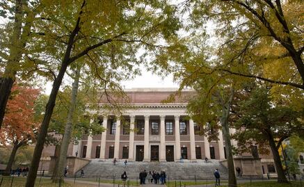 Trump, a favor de conceder residencia permanente a extranjeros graduados en universidades de EU