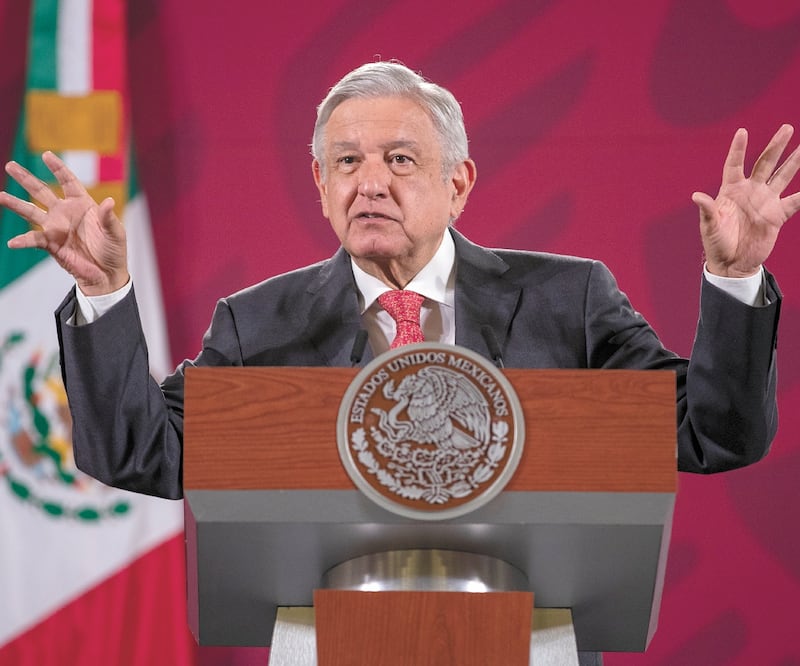 El presidente Andrés Manuel López Obrador no quiere que sus seguidores emulen las manifestaciones en autos porque, dice, sólo se hace más bulla. Foto: SERGIO TAPIA. EL UNIVERSAL