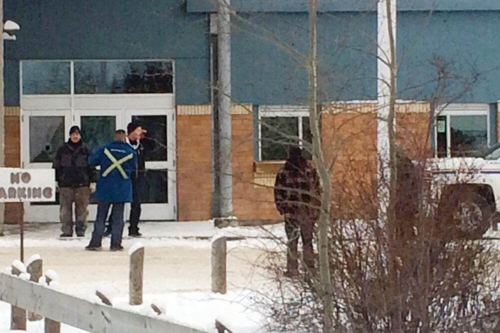 Unos 900 alumnos estudian en la Escuela Comunitaria de La Loche, de preescolar al duodécimo grado (JOSHUA MERCREDI. AP)