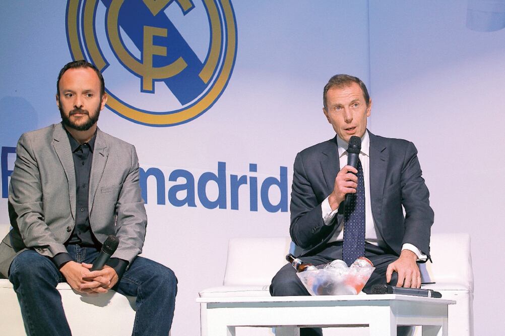 Raúl González, director de marca de Tecate, y Emilio Butragueño, director de relaciones institucionales del Real Madrid, anunciaron la alianza (ESPECIAL)