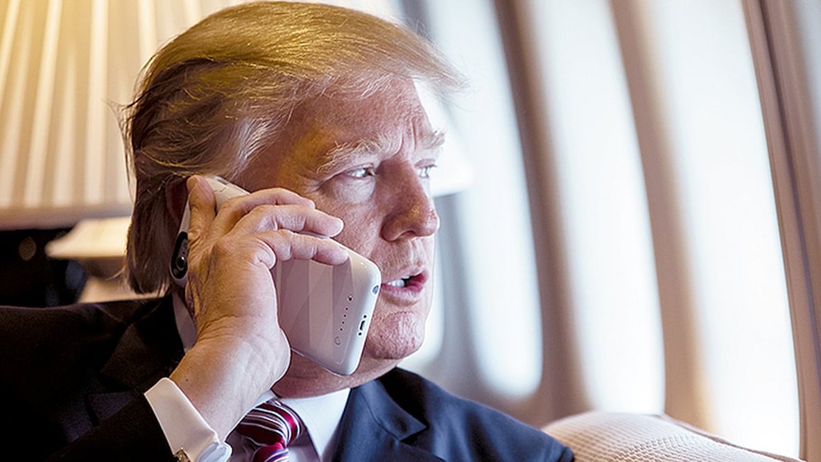 The White House Trump dice que sólo usa teléfonos aprobados por el gobierno.