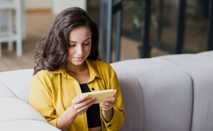 Esta es la manera correcta de agarrar el celular, según expertos