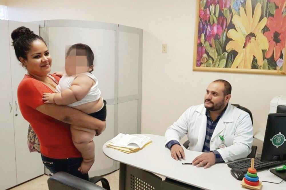 Especialistas del Instituto Mexicano del Seguro Social educan a la madre para que lo alimente de forma correcta, además recibe una terapia física y rehabilitación (IMSS)