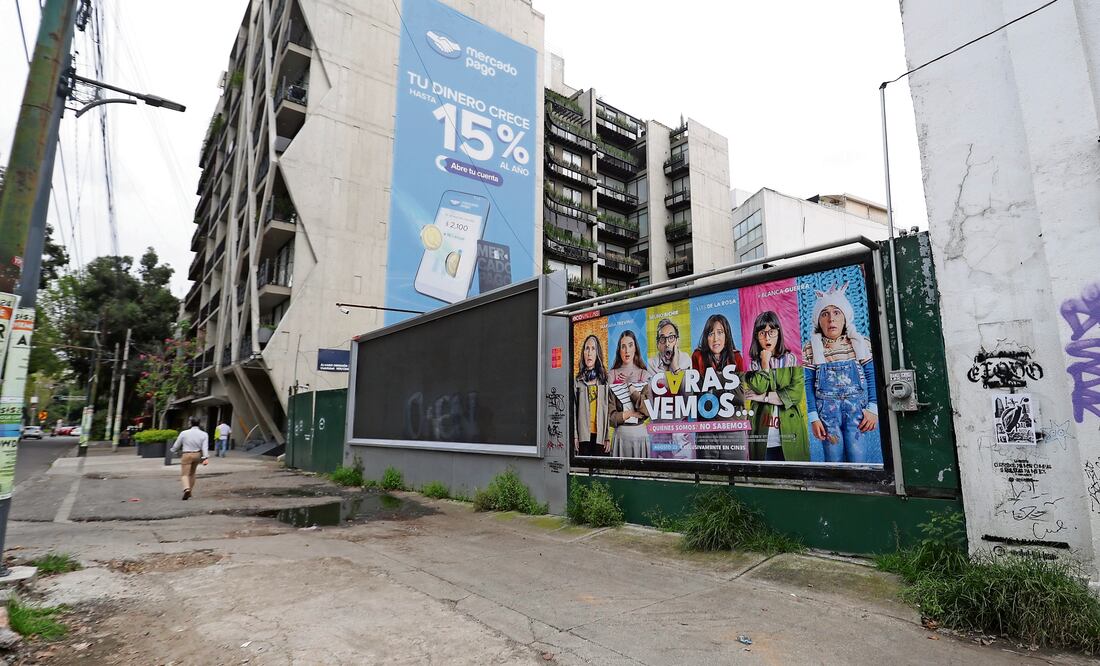 La jefa de Gobierno de la CDMX, Clara Brugada, anunció la creación de un memorial en el predio de Álvaro Obregón 286, en la colonia Roma, en donde perdieron la vida 49 personas. Foto: de Gabriel Pano. El Universal