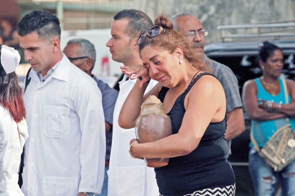 El Instituto de Medicina Legal ha identificado y entregado a familiares los restos de 36 de las 110 víctimas mortales del accidente aéreo; precisó que todos son cubanos. Foto: ALEJANDRO ERBESTO. EFE