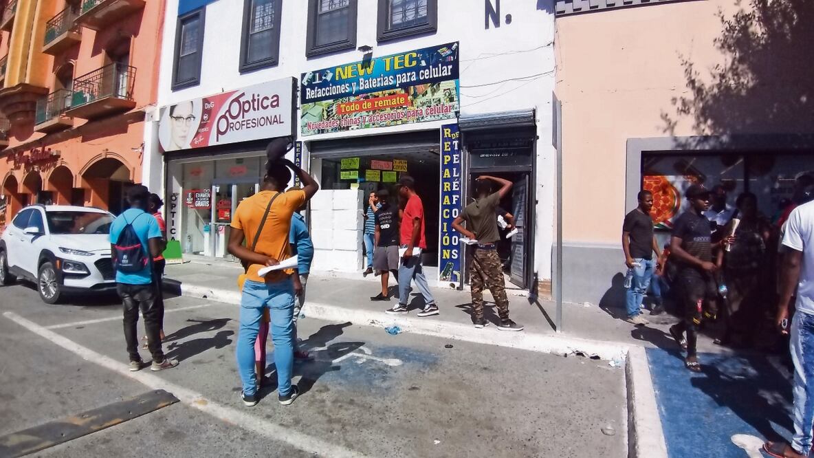 Cientos de migrantes están desesperados, debido a que la oficina luce abandonada. Foto: Sandra Tovar / EL UNIVERSAL