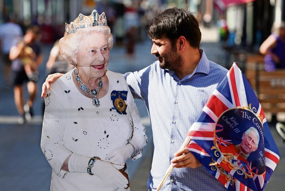 Un hombre posa con un recorte de tamaño natural de la reina Isabel II en Windsor. Foto: EFE