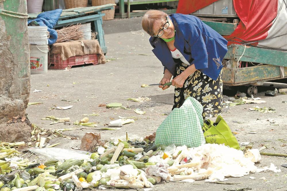 Quienes acuden deben escoger entre la basura y los alimentos. Fotos: JUAN BOITES. EL UNIVERSAL