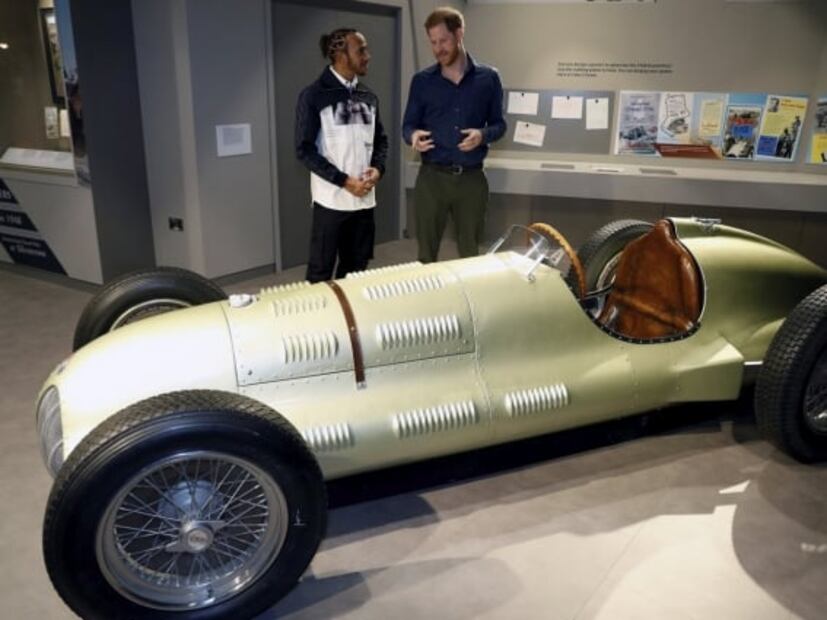 Lewis Hamilton y el Príncipe Harry inauguran museo de carreras