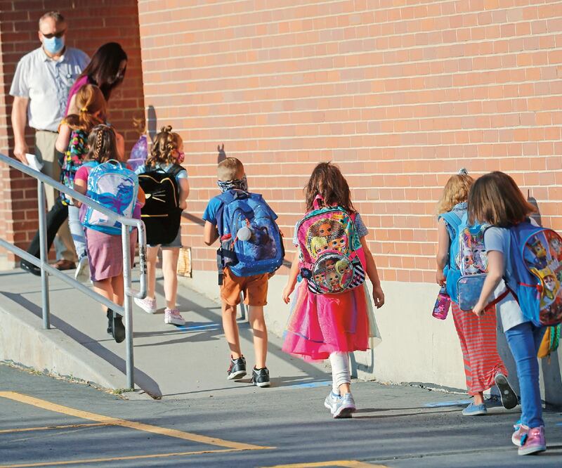 Decenas de estudiantes regresaron a la Escuela Primaria Liberty, a un modelo híbrido de clases, en Murray, Utah. RICK BOWMER. AP