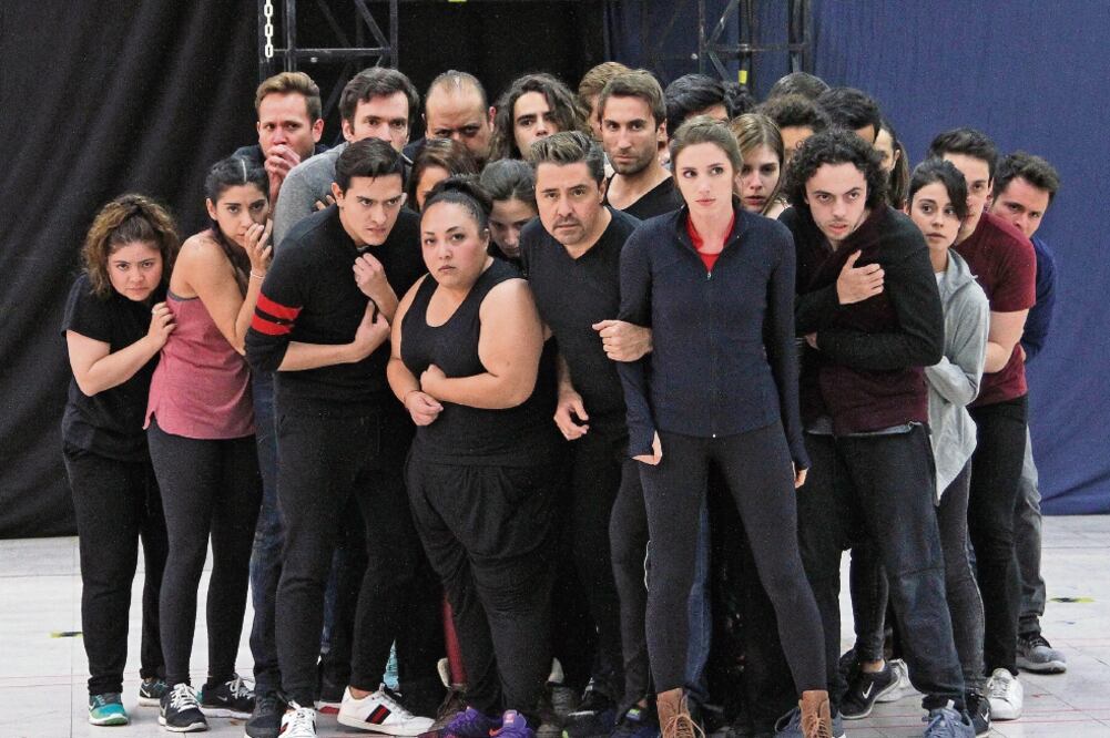 Son 40 actores en el montaje, ellos realizan entre 12 y 18 cambios de vestuario. (FOTOS:CARLOS MEJIA. EL UNIVERSAL)