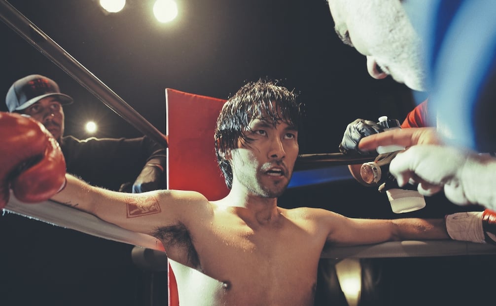 Jin Ha, actor surcoreano, interpreta al boxeador en ascenso Danny Moon, quien busca a su hermano. Foto: Apple TV