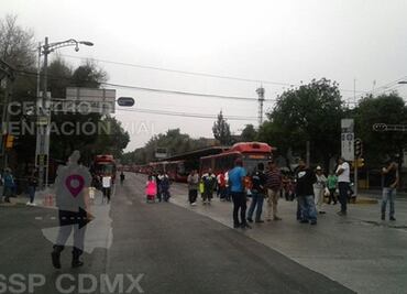 Bloqueo por falta de agua paraliza servicio de Metrobús en Iztacalco