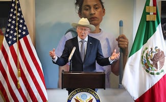 Ken Salazar, bajo fuego; publicación de su libro lo pone en la mira de la 4T por caso de "El Mayo"