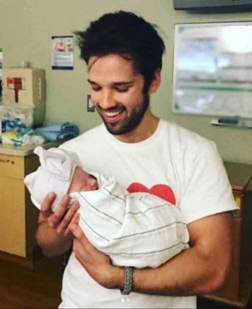 ¿Sabías que Freddie de iCarly es papá?