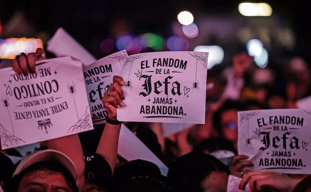 Los fans de Cazzu llevaron mensajes alusivos a su tema “Jefa”, en apoyo a la cantante argentina. Foto: Gabriel Pano/EL UNIVERSAL