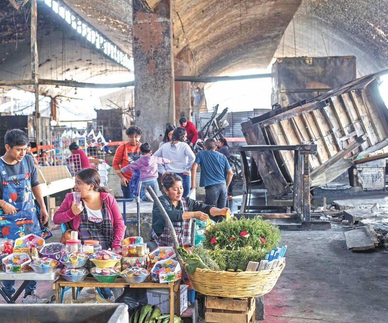 Los locatarios de La Merced afectados optaron por ofertar su mercancía en lugares alrededor de la zona dañada por el incendio para seguir generando ingresos, aseguraron. Foto/GERMÁN ESPINOSA. EL UNIVERSAL
