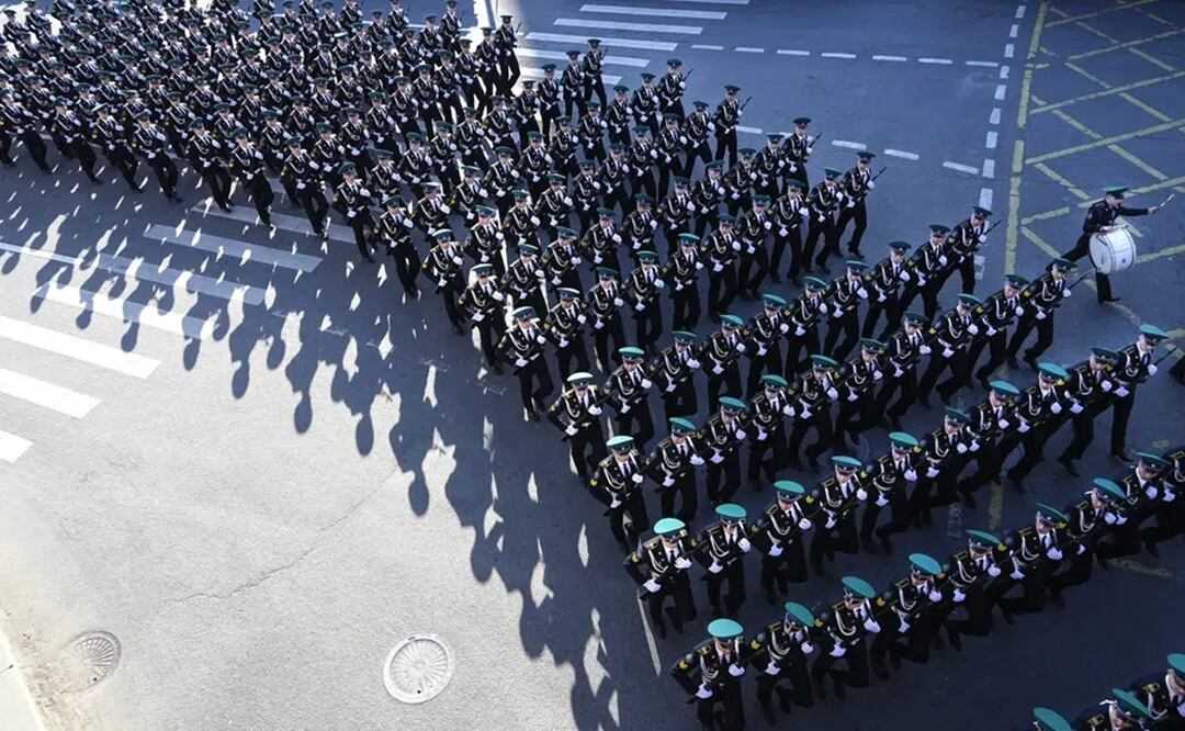Soldados rusos marchan hacia la Plaza Roja para asistir a un ensayo general del desfile del Día de la Victoria en Moscú. Foto: AP