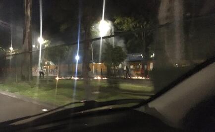 Encapuchados queman llantas afuera del CCH Azcapotzalco 