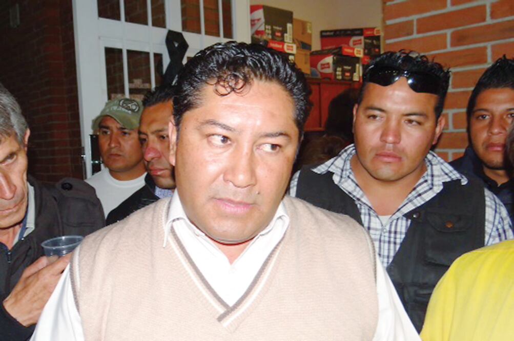 Fernando Ruiz (en la imagen) rindió protesta como alcalde el viernes; sin embargo, el edil electo Jesús Sánchez todavía realizó ayer una gira de trabajo (EMILIO FERNÁNDEZ. EL UNIVERSAL)