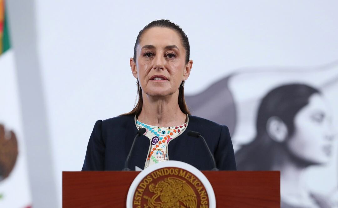 La presidenta de México, Claudia Sheinbaum, habla durante una rueda de prensa este lunes en el Palacio Nacional de la Ciudad de México. Foto: EFE/Mario Guzmán