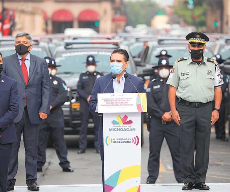 El gobernador Silvano Aureoles hizo entrega de 50 nuevas patrullas a policías estatales para fortalecer los trabajos de seguridad en carreteras. 