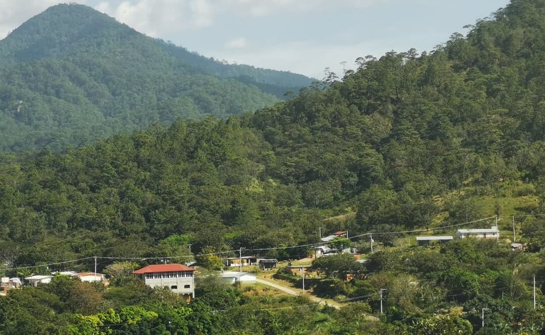Hasta la mañana de este lunes, los zoques aún se hallaban retenidos en el ejido Gustavo Díaz Ordaz. Foto: Roselia Chaca. EL UNIVERSAL