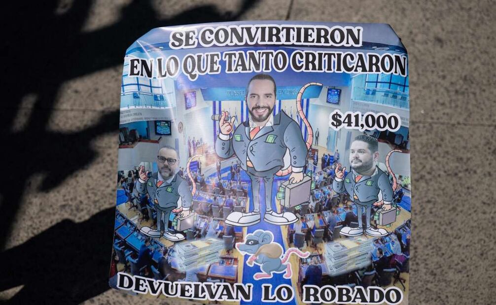 Cientos de salvadoreños protestaron en San Salvador contra los recortes al presupuesto de Salud y Educación para 2025, que disminuirían $108 millones y $155 millones respectivamente. Foto: AFP