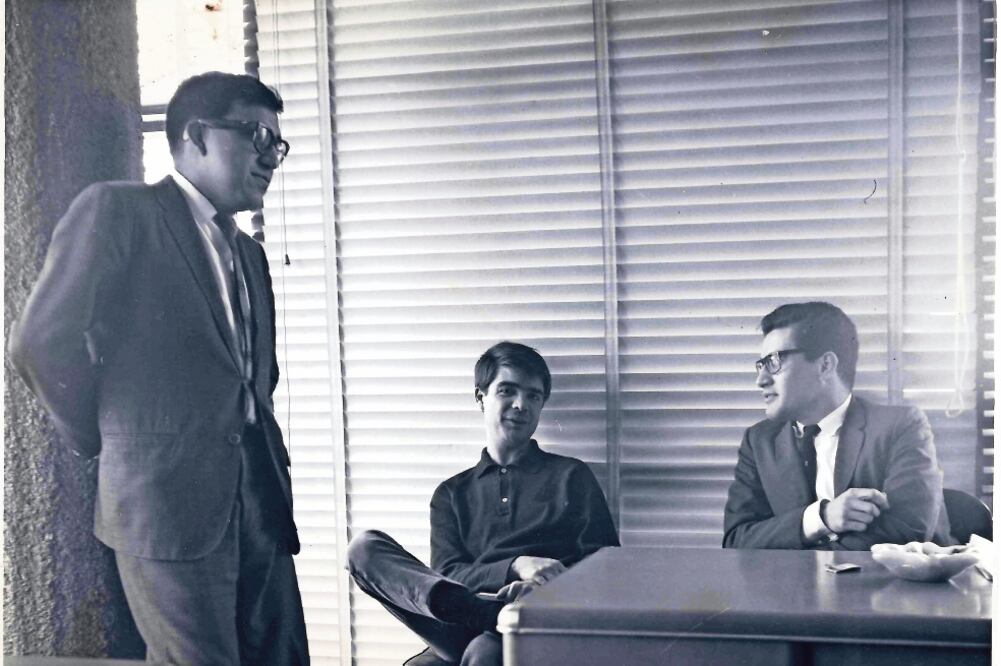 Carlos Monsiváis, quien cumpliría 80 años, con los escritores Juan García Ponce y José Emilio Pacheco en su juventud. (CORTESÍA MUSEO DEL ESTANQUILLO)