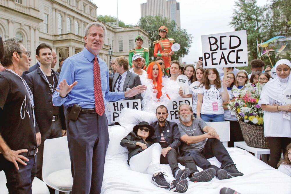 El alcalde de Nueva York, Bill de Blasio, saludó a Yoko, Ringo y Jeff Bridges. Foto: EFE