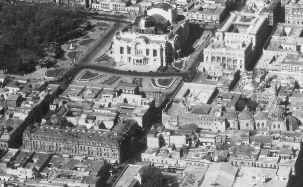 El Palacio de Bellas Artes cerca de 1930, cuando aún no estaba terminado, y el actual Eje Central antes de su ampliación. En la calle de Independencia destaca el antiguo edificio de la Compañía Telegráfica Mexicana, conocido como "el Cable", y a un lado se encuentra el templo de Santa Brígida, que fue demolido poco después; entre otros detalles, abajo a la derecha se ve la nave del cine Olimpia. Foto: Colección Villasana.