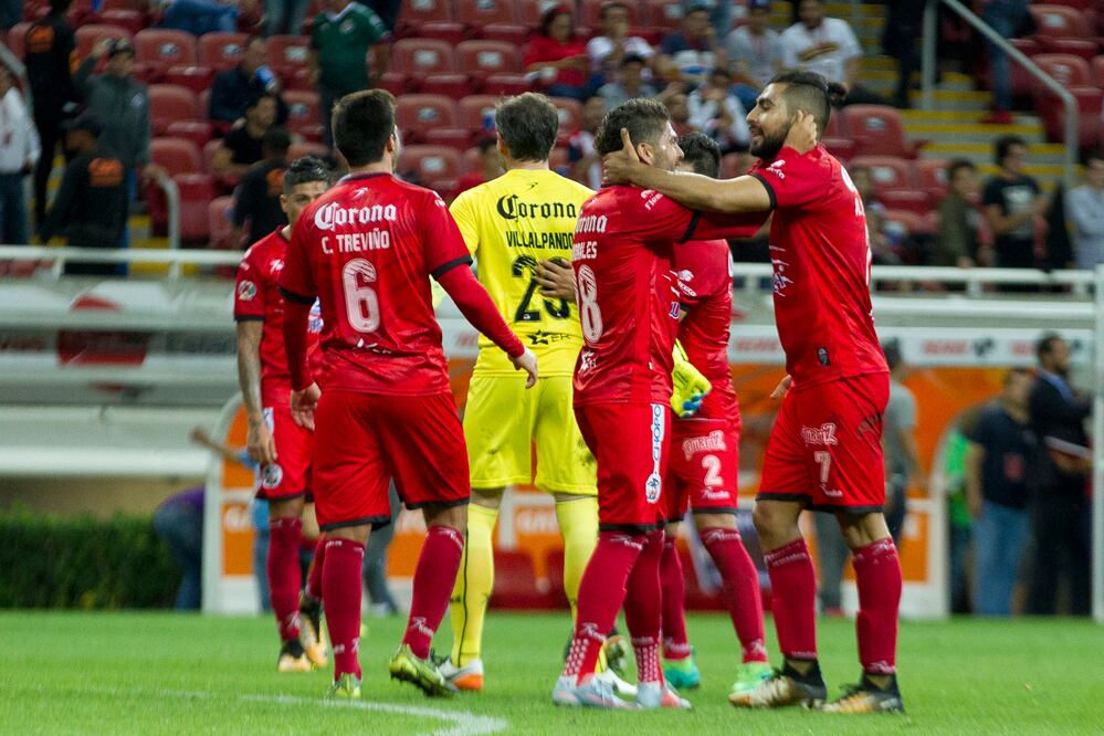 Lobos lucha en la cancha