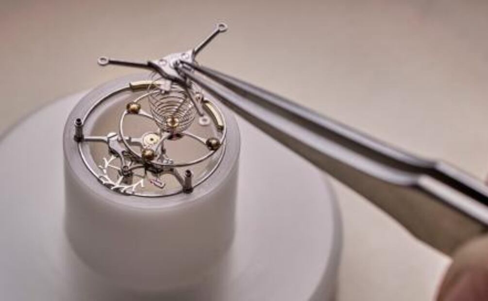 Ferdinand Berthoud lanza su reloj icónico y premiado en platino