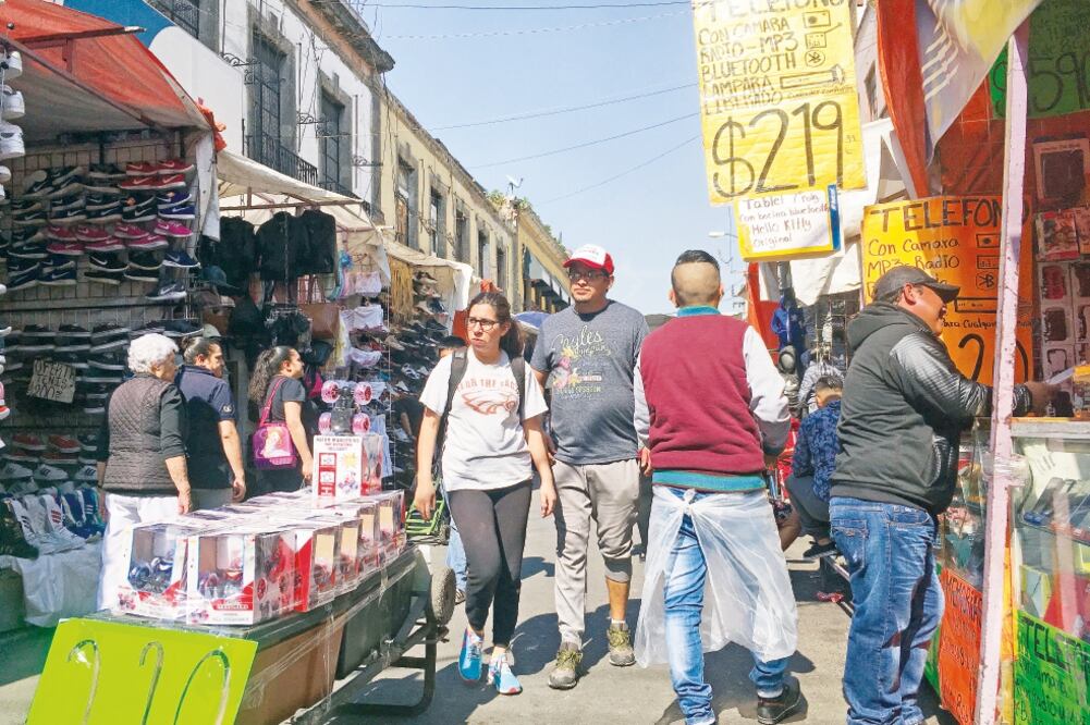 La Secretaría de Gobierno de la CDMX ha realizado más de 2,600 acciones para retirar a los comerciantes que "torean" a las autoridades. Foto: Archivo / EL UNIVERSAL